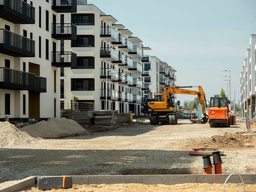 Dokončovaný rezidenční soubor s rozkopanou ulicí pro inženýrské sítě